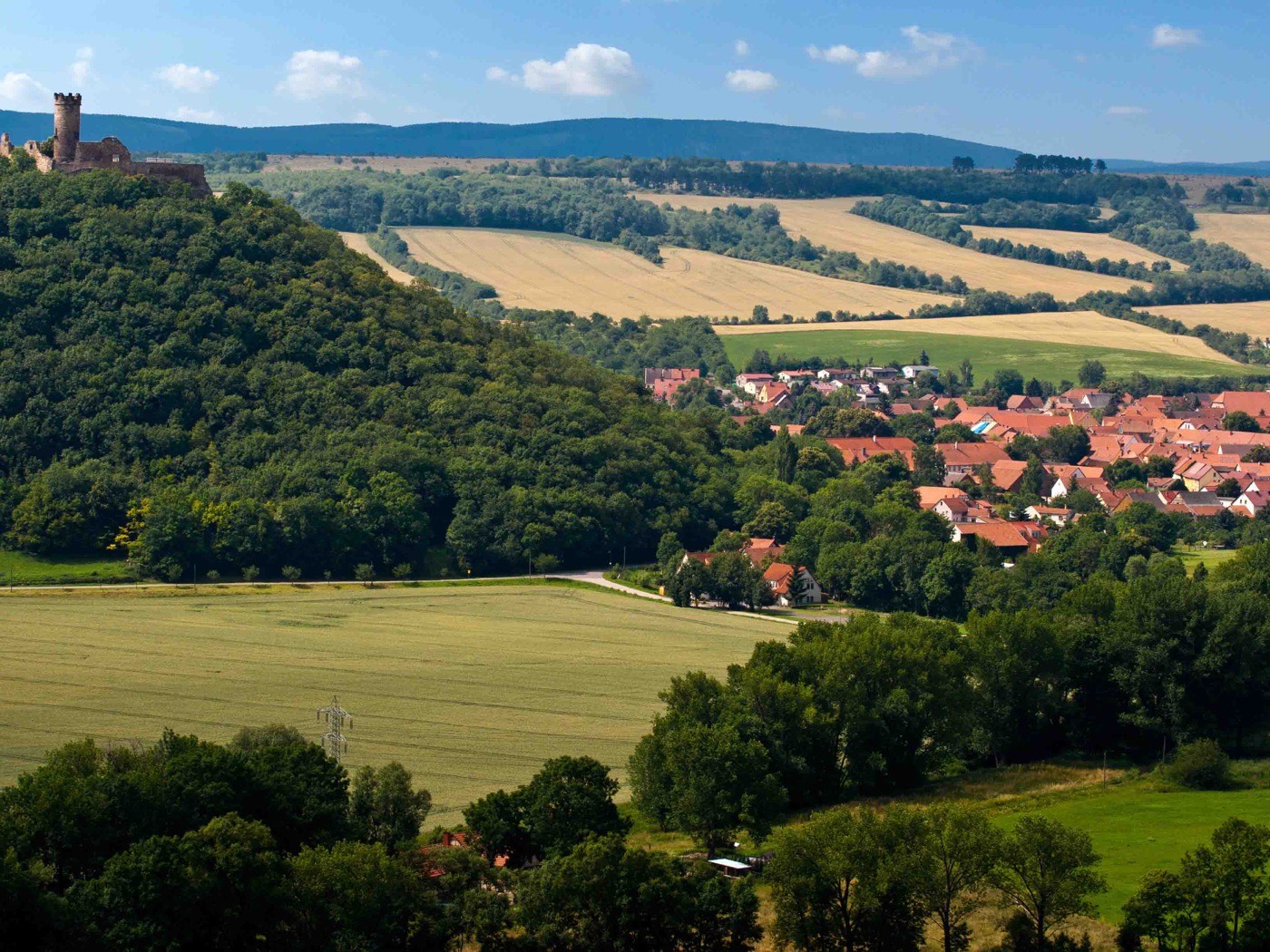 Blick über die Eichsfelder Landschaft mit Burg und Dorf