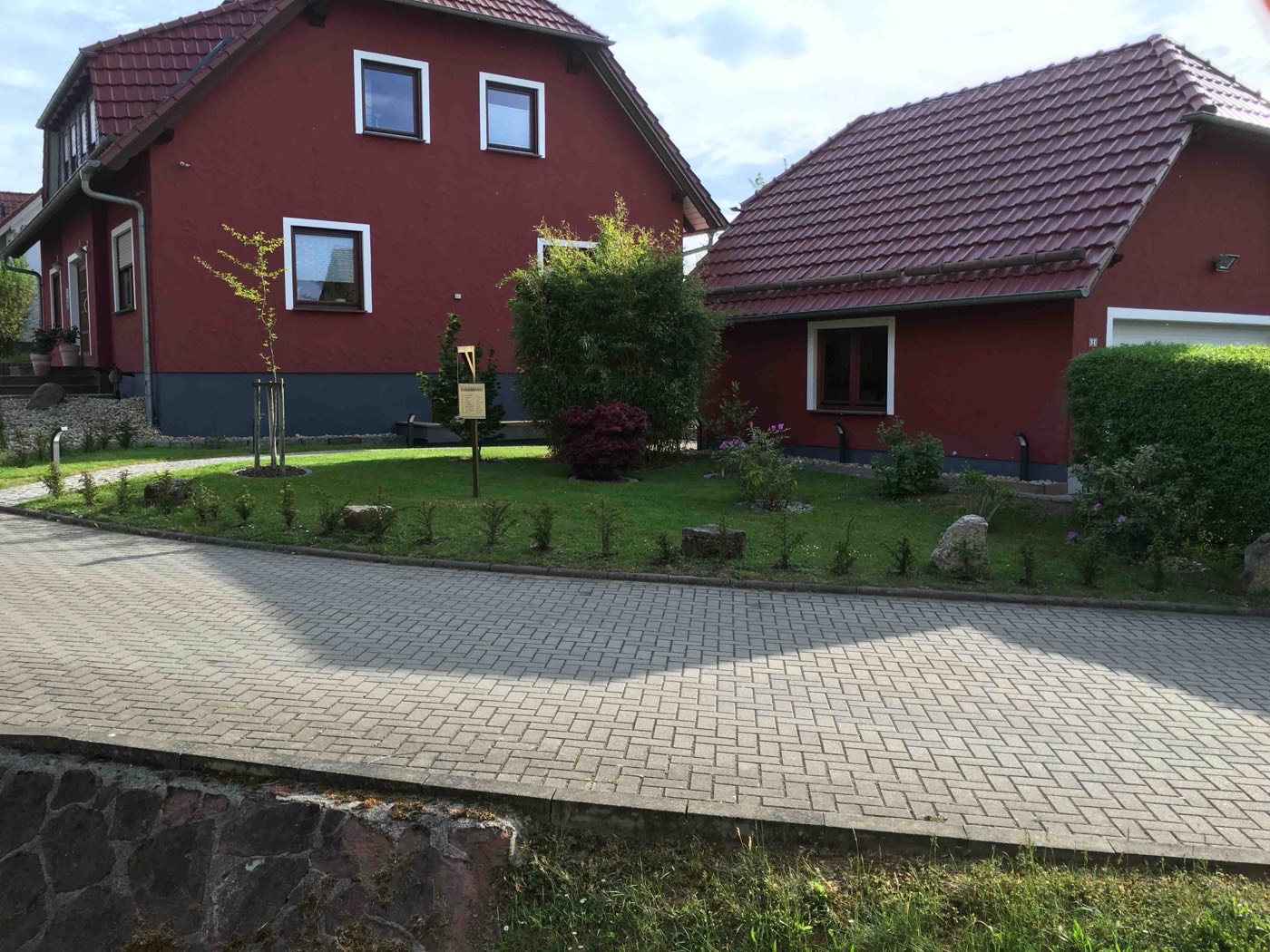 Außenansicht des Hauses mit Garten