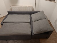 Das ausgeklappte Schlafsofa im Wohnbereich
