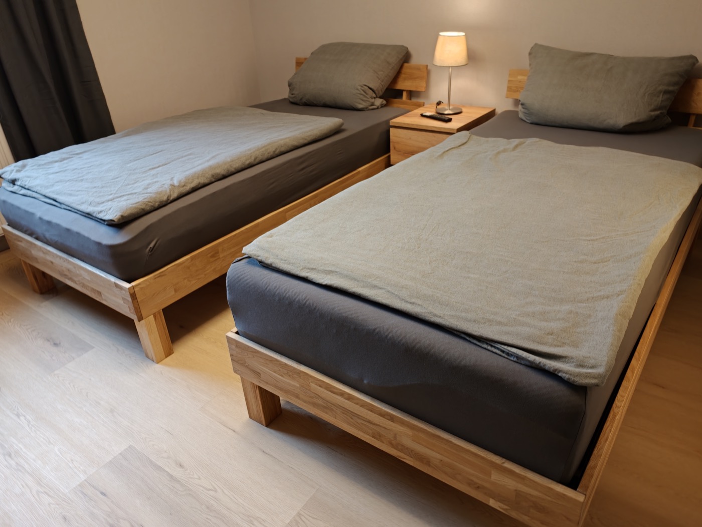 Die beiden Einzelbetten mit Nachttisch und Leselampe