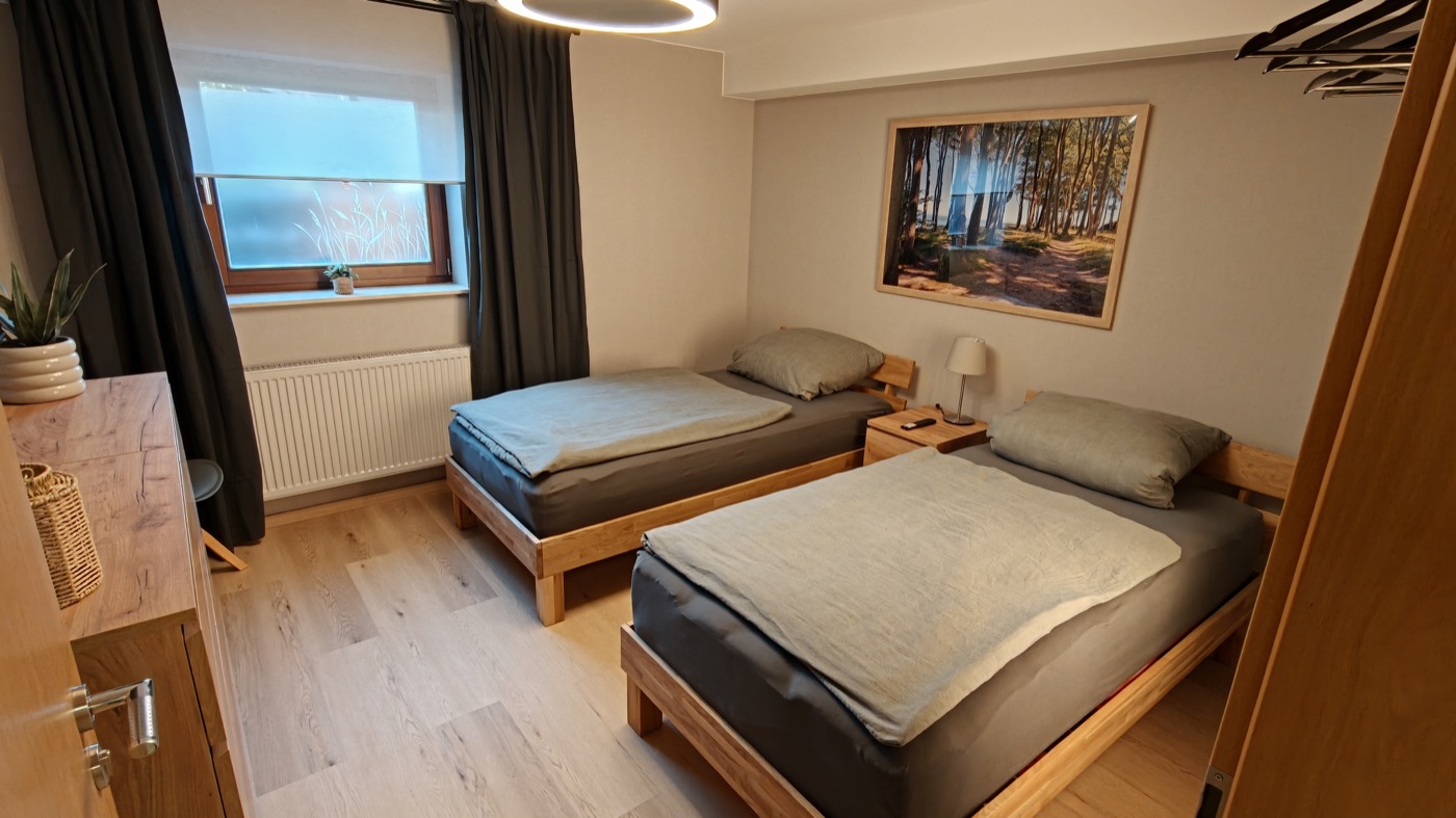 Schlafzimmer 1: beide Einzelbetten, Fenster und Sideboard